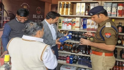 शराब की दुकान पर चेकिंग करती पुलिस टीम।