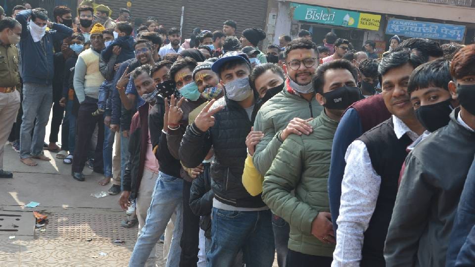 More than one lakh devotees visited Shri Banke Bihari temple before new year in Mathura