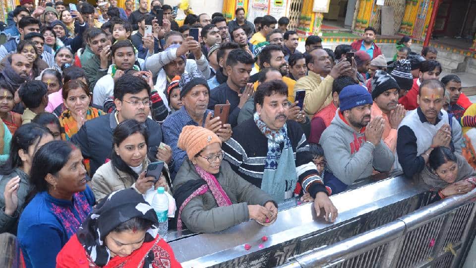 More than one lakh devotees visited Shri Banke Bihari temple before new year in Mathura
