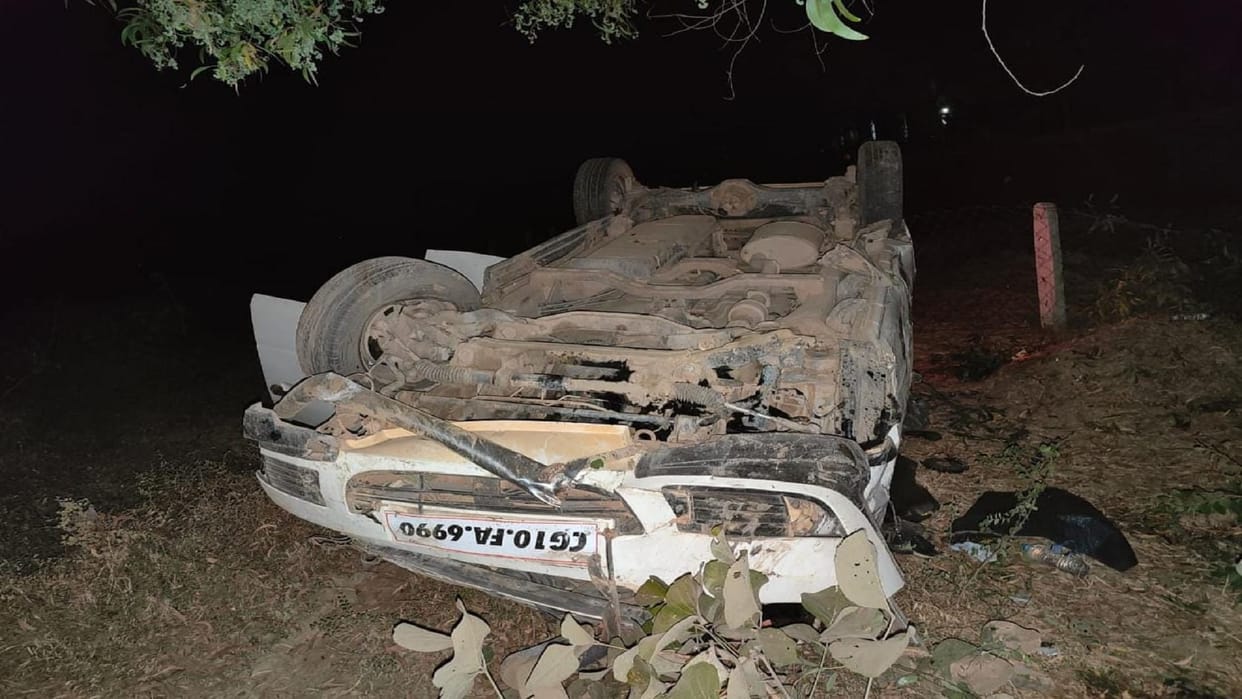 Chhattisgarh Hindi News High speed car overturned uncontrolled two people died