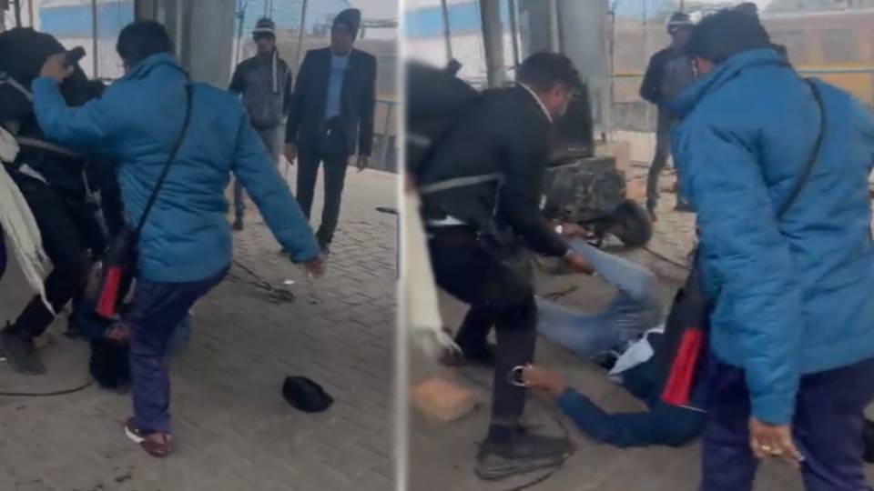 fight between TT and youth in Kasganj station for traveling without ticket
