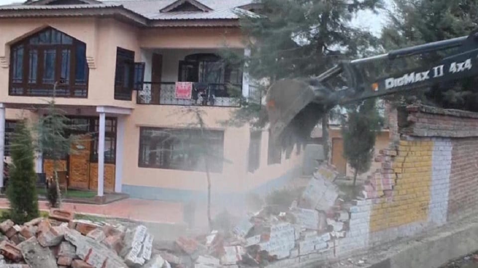 Jammu Kashmir: Bulldozer fired at Hizbul terrorist house in Anantnag, organization running from Pakistan