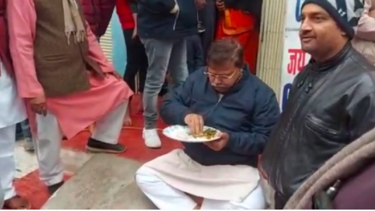 Gwalior: Energy Minister's new style, asking people to eat food on their doorstep