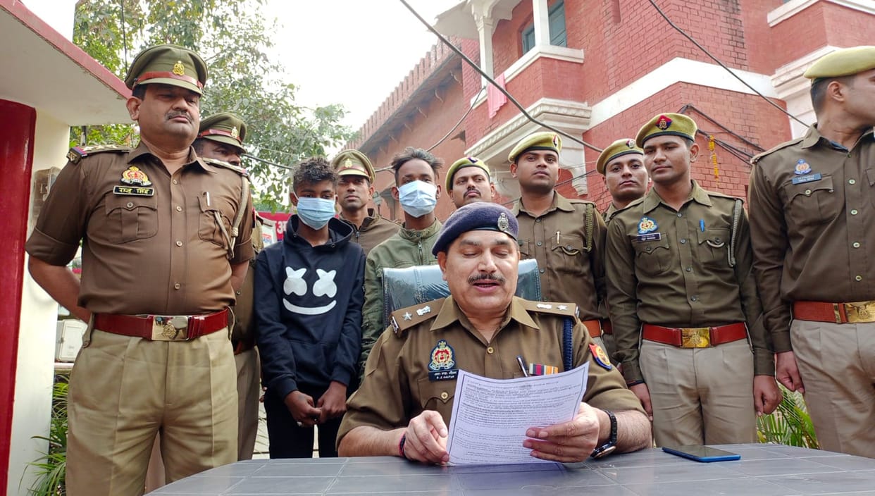 Police arrested two accused of snatching mobile in one fell swoop in varanasi