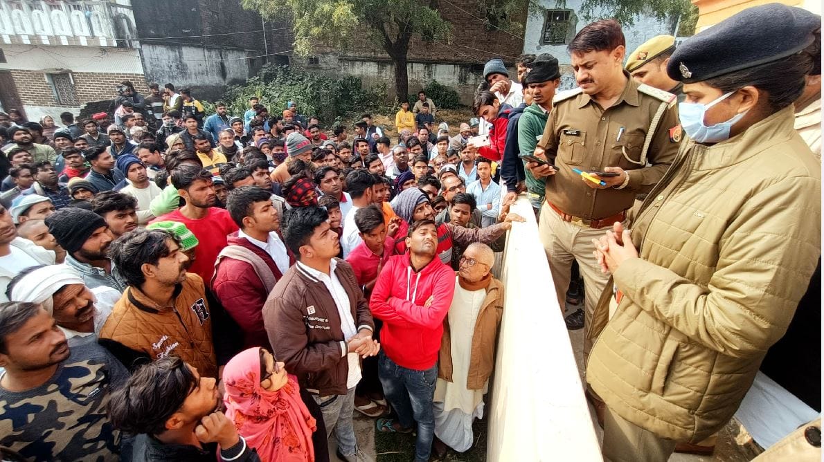 Dead body of architect found in temple premises in azamgarh allegation of death due to beating by police,