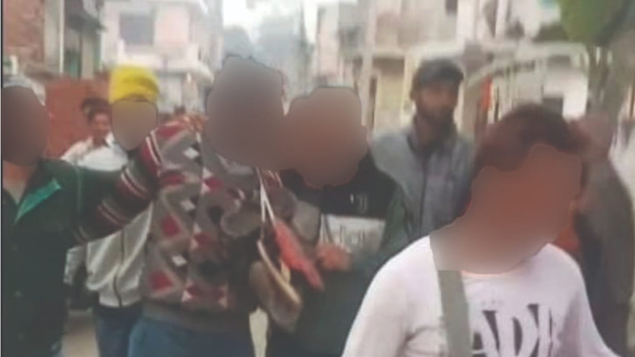 On suspicion of diesel theft, the youths were garlanded with shoes