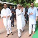 नीतीश के साथ तेजस्वी-तेज प्रताप (फाइल फोटो)