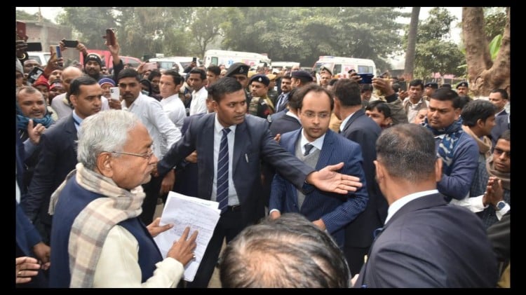 आवेदन ले रहे नीतीश, नारे लगते रहे प्रधानमंत्री बनने के।