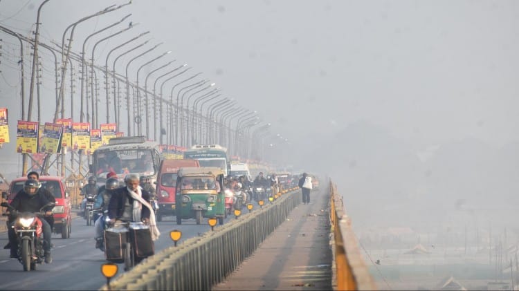 Prayagraj News :  शास्त्री सेतु पर छाया कोहरा।