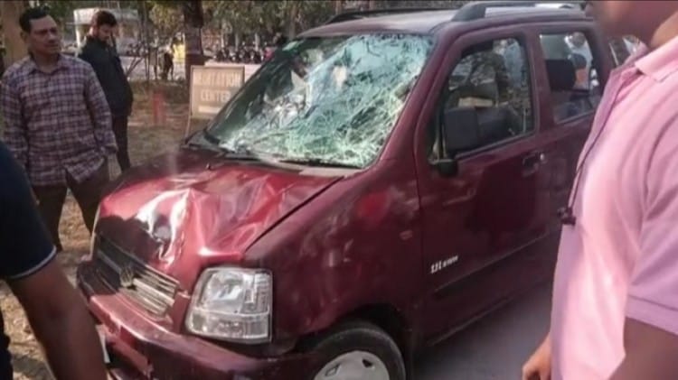 टक्कर मारने वाली कार को पुलिस ने जब्त कर लिया है।