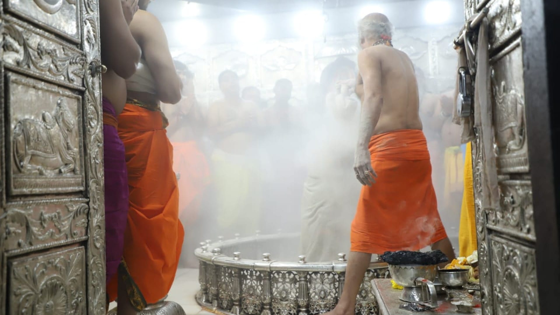 New Year 2023 Mahakal Darshan Today Bhasma Aarti in Mahakaleshwar Ujjain News in Hindi
