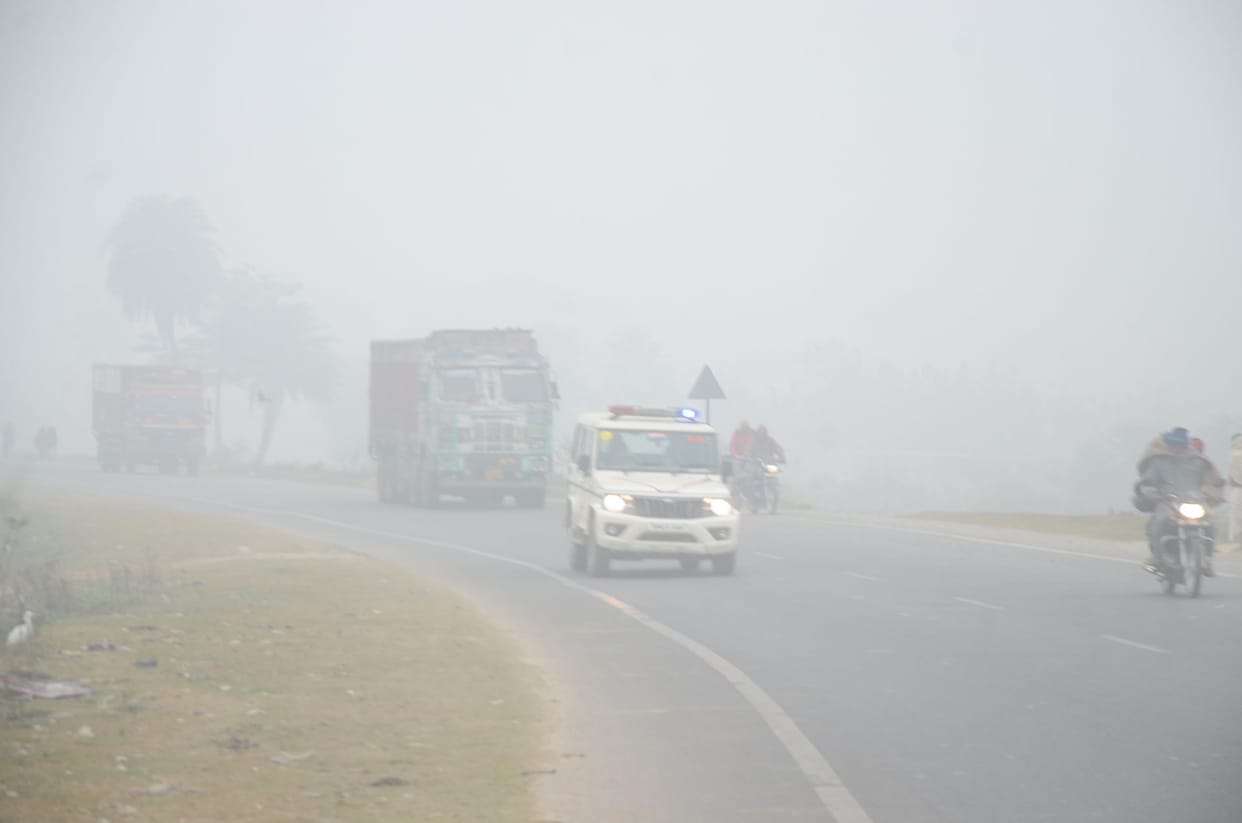 Vehicles crawled on the highway in dense fog, cold increased melting