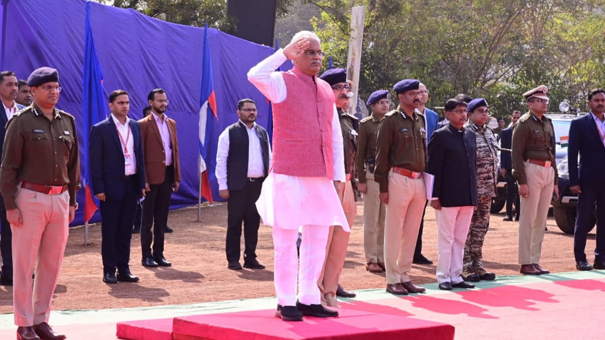 chhattisgatrh cm bhupesh arrived to celebrate new year with police