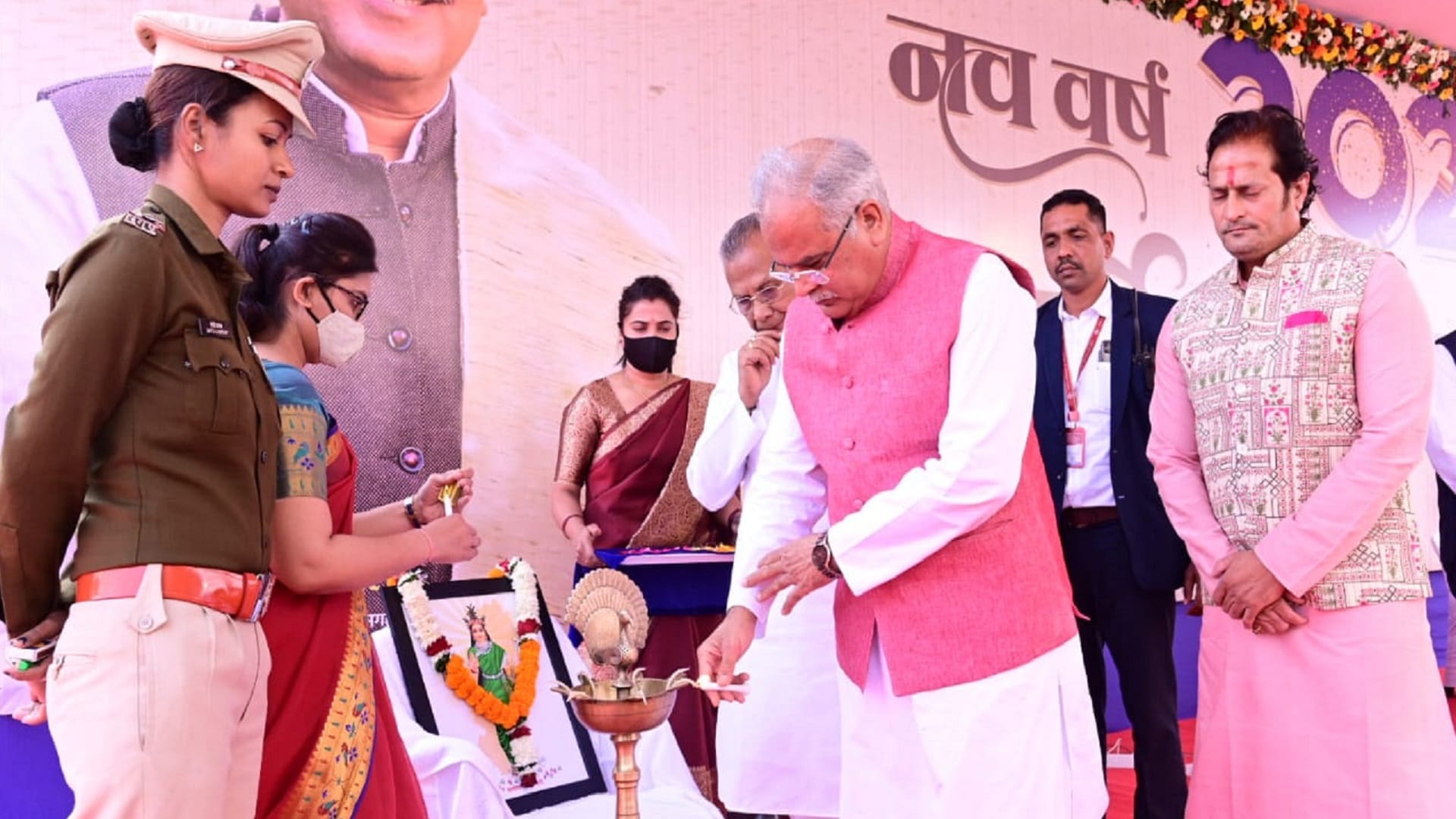 chhattisgatrh cm bhupesh arrived to celebrate new year with police