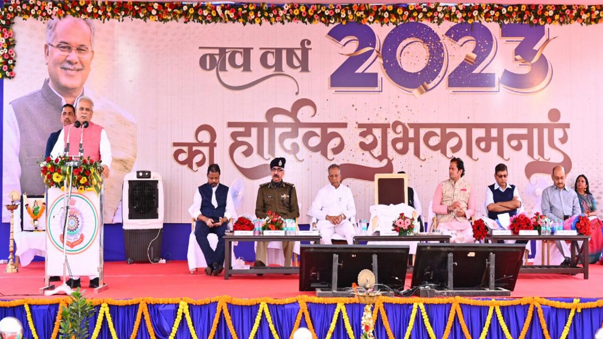 chhattisgatrh cm bhupesh arrived to celebrate new year with police