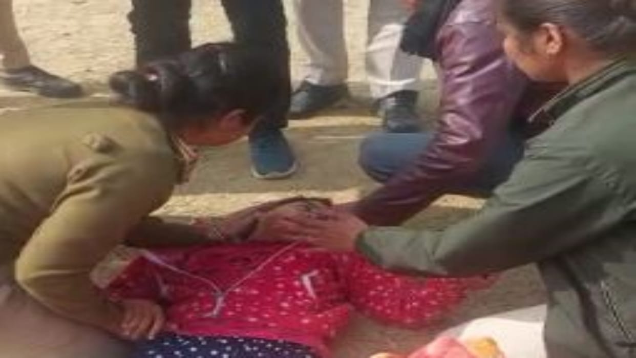 Girl fainted in Bageshwardham Satsang