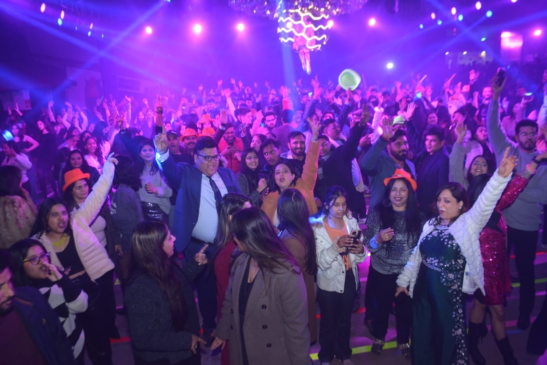 Happy New Year 2023: People of Banaras danced a lot on film songs, welcomed the new year in this style