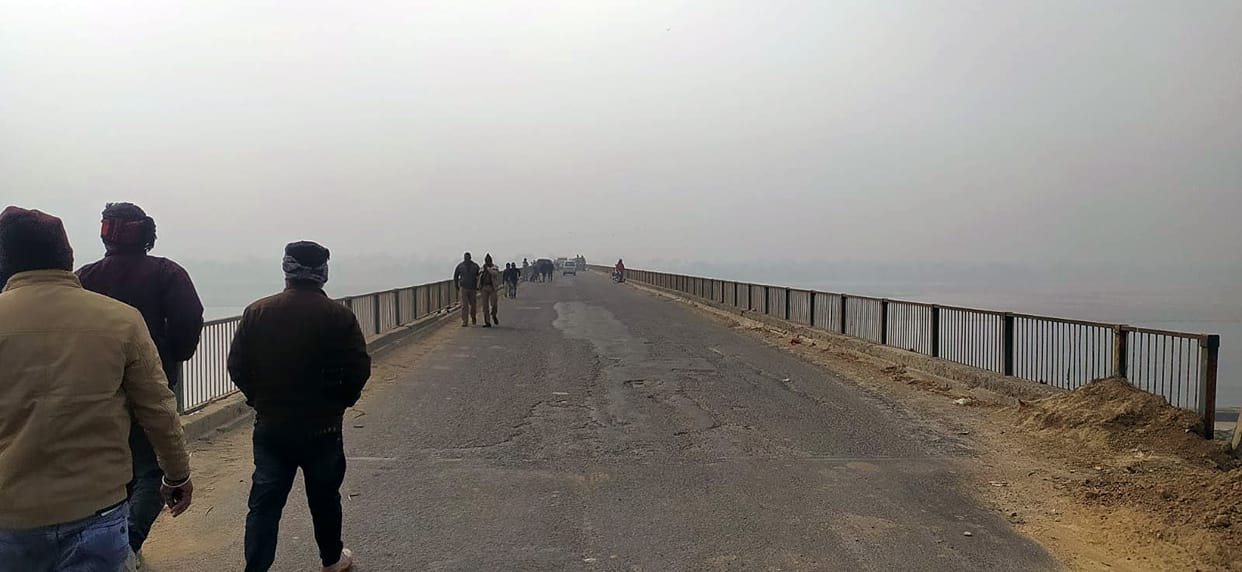Yamuna bridge full of danger, go out at your own risk