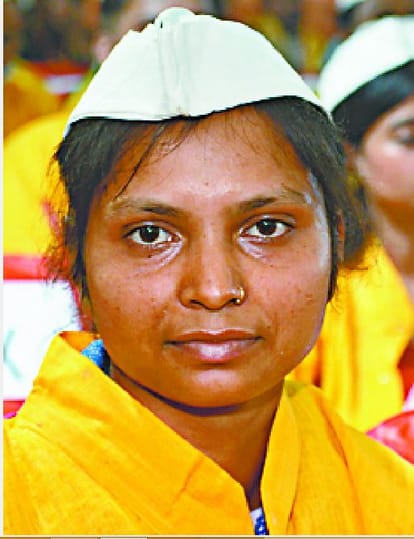 Kashi Vidyapith: Milkman's student and farmer's daughter got gold medal, eyes filled with happiness