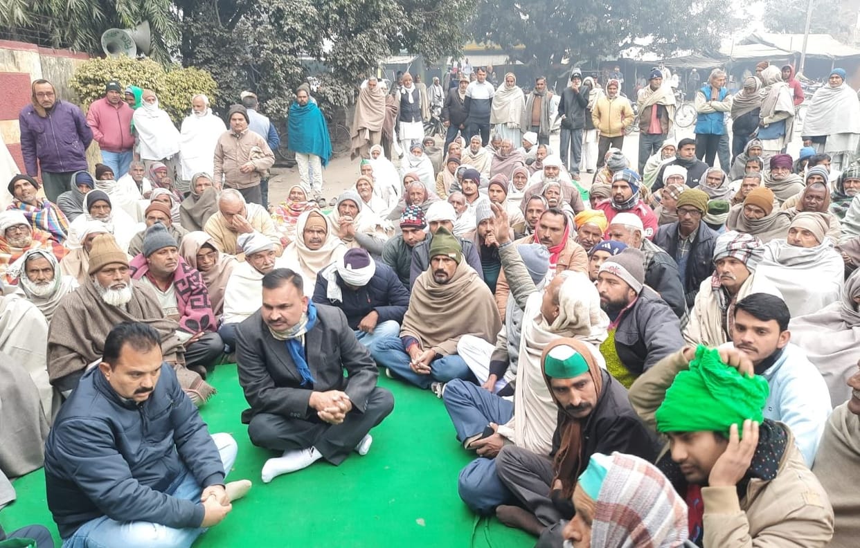 Dharna continues for payment of outstanding sugarcane price