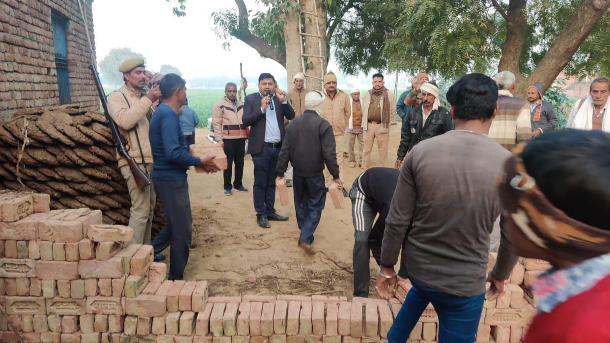 Hathras: SDM removed illegal encroachment