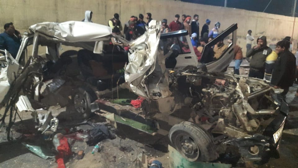 Bolero and tractor trolley collided three died in Hathras