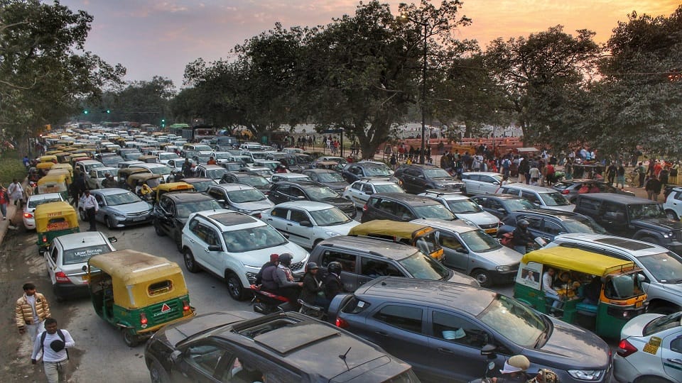 Delhi Traffic Jam One and a half lakh people reached India Gate traffic system collapsed many roads had to be