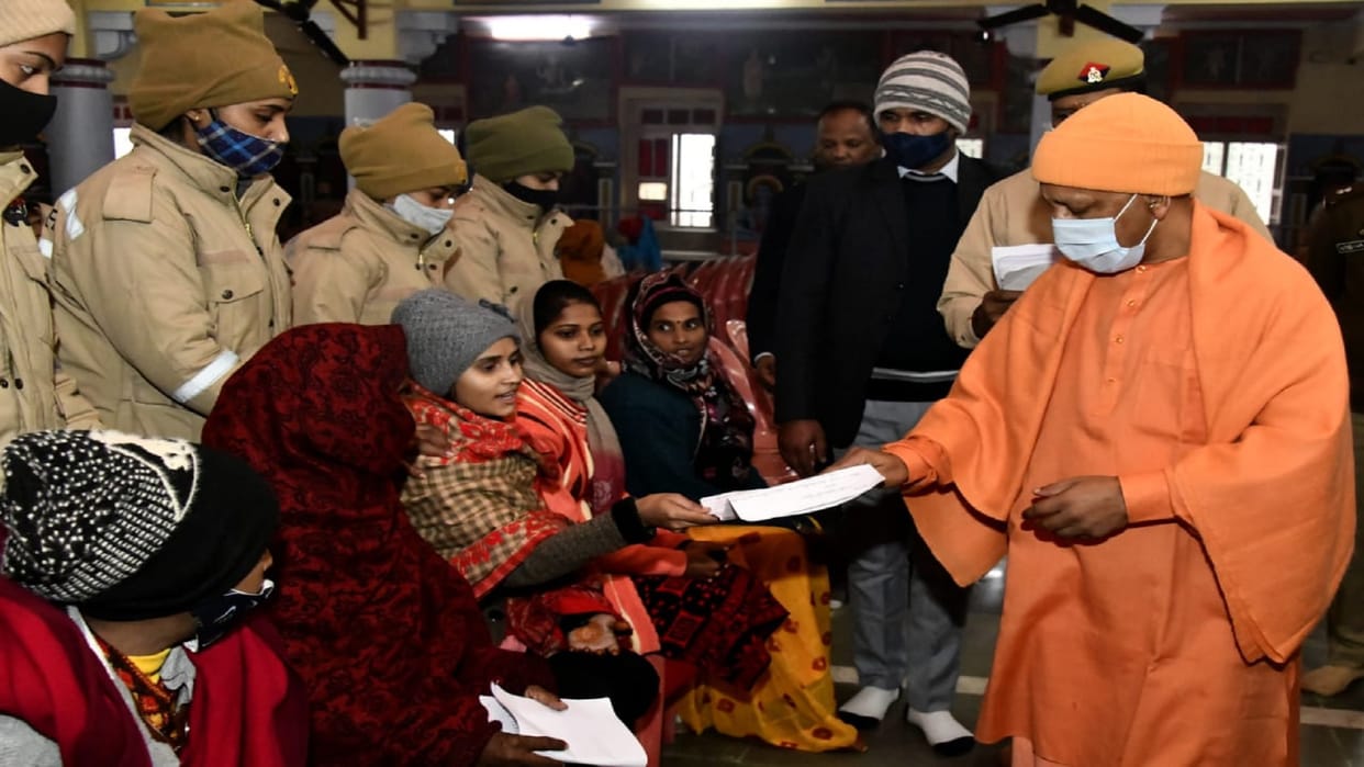 Chief Minister Yogi Adityanath listened to complaint on New Year day, said officers should take care of public