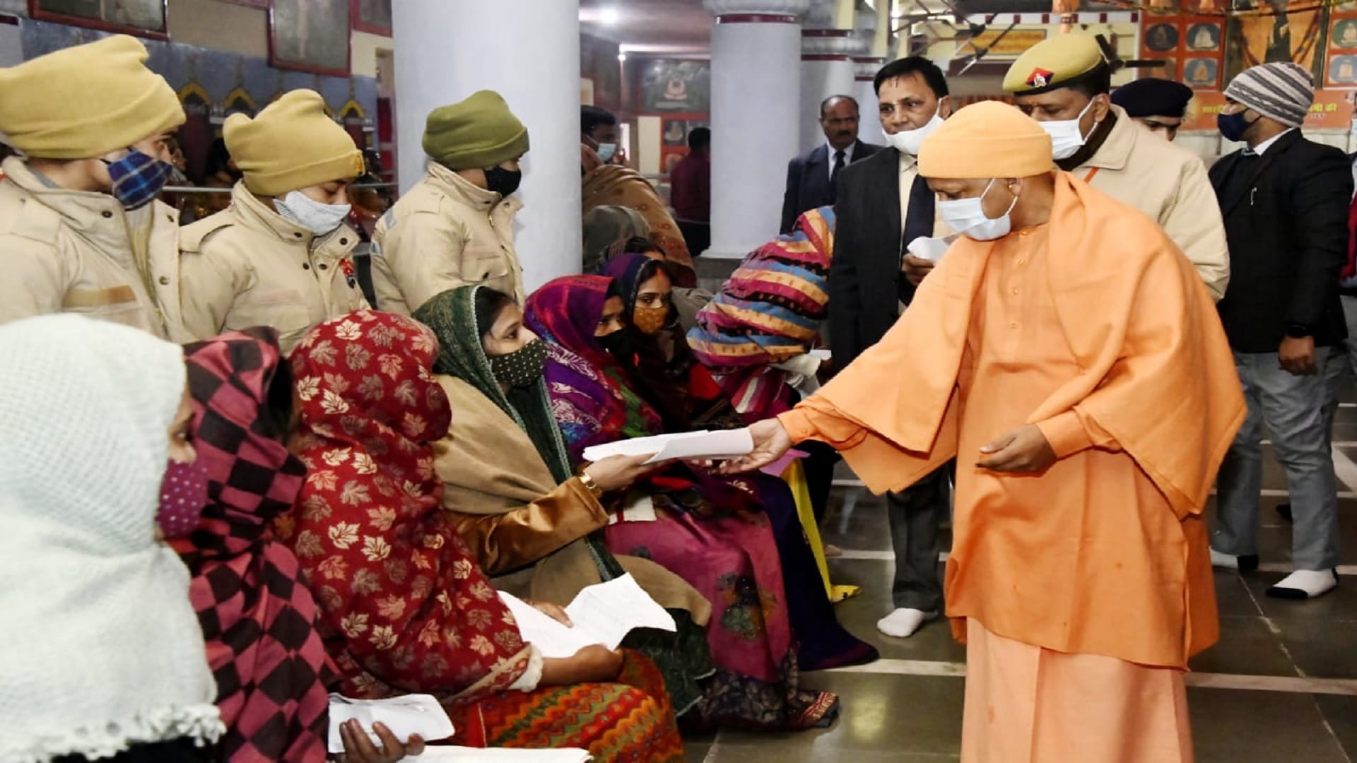 Chief Minister Yogi Adityanath listened to complaint on New Year day, said officers should take care of public