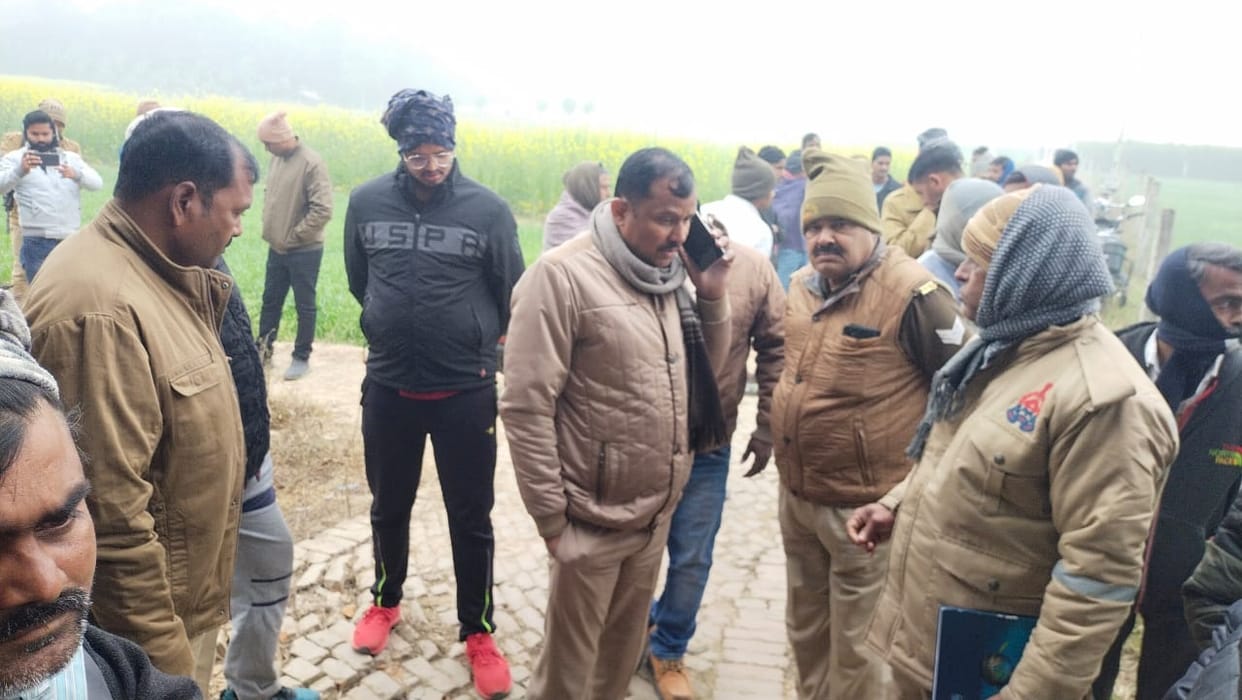 Dead body of young man found in bush in jaunpur killed by hitting his head with brick