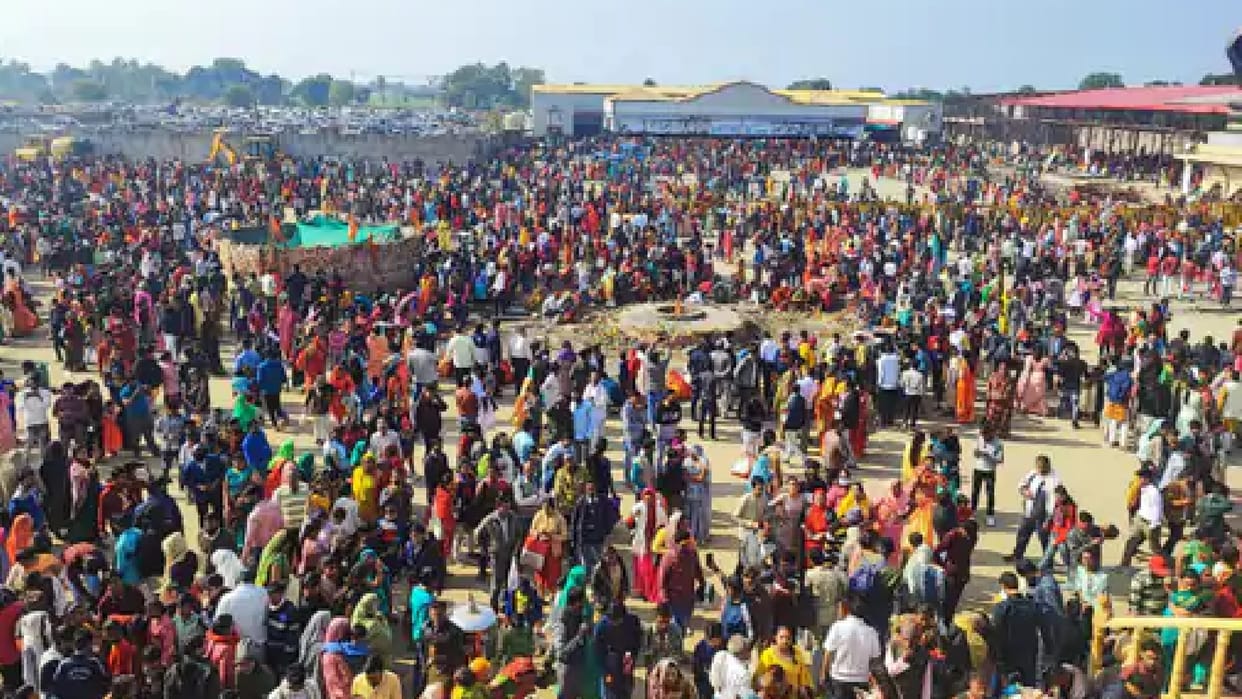Sehore: Lakhs of devotees reached Kubereshwar Dham on the first day of the year