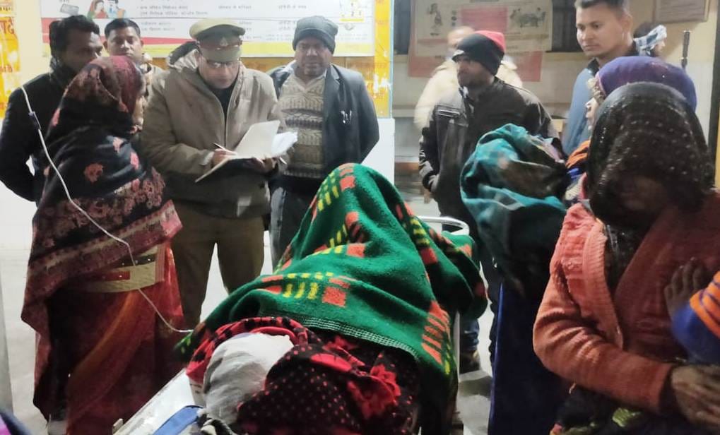 Youth dies due to overturning of tempo, seven injured including children