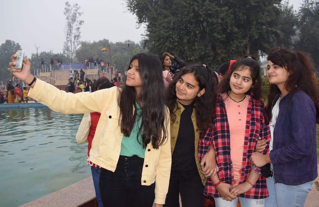 Mainpuri: In the celebration of the new year, sticks and sticks run among the youth