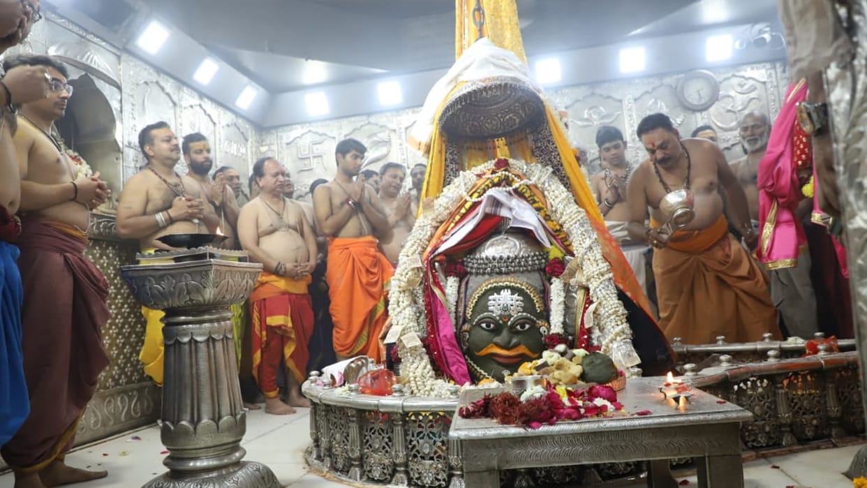 New Year 2023 Mahakal Darshan Today Bhasma Aarti in Mahakaleshwar Ujjain News in Hindi