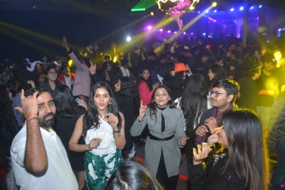 Happy New Year 2023: People of Banaras danced a lot on film songs, welcomed the new year in this style