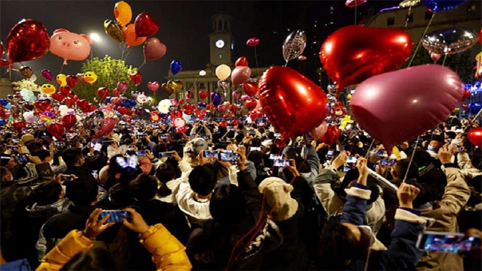 Thousands gather in China Wuhan to celebrate New Year amidst covid wave