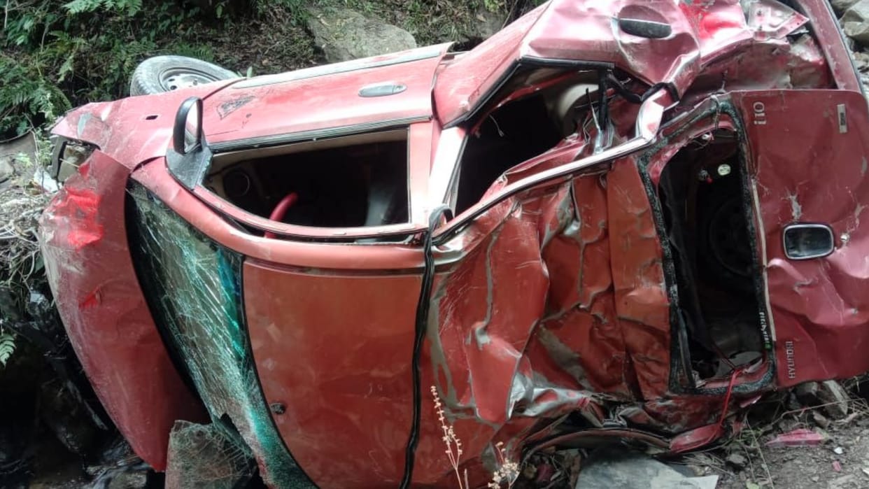 Big Road accident in Kullu high speed car hit