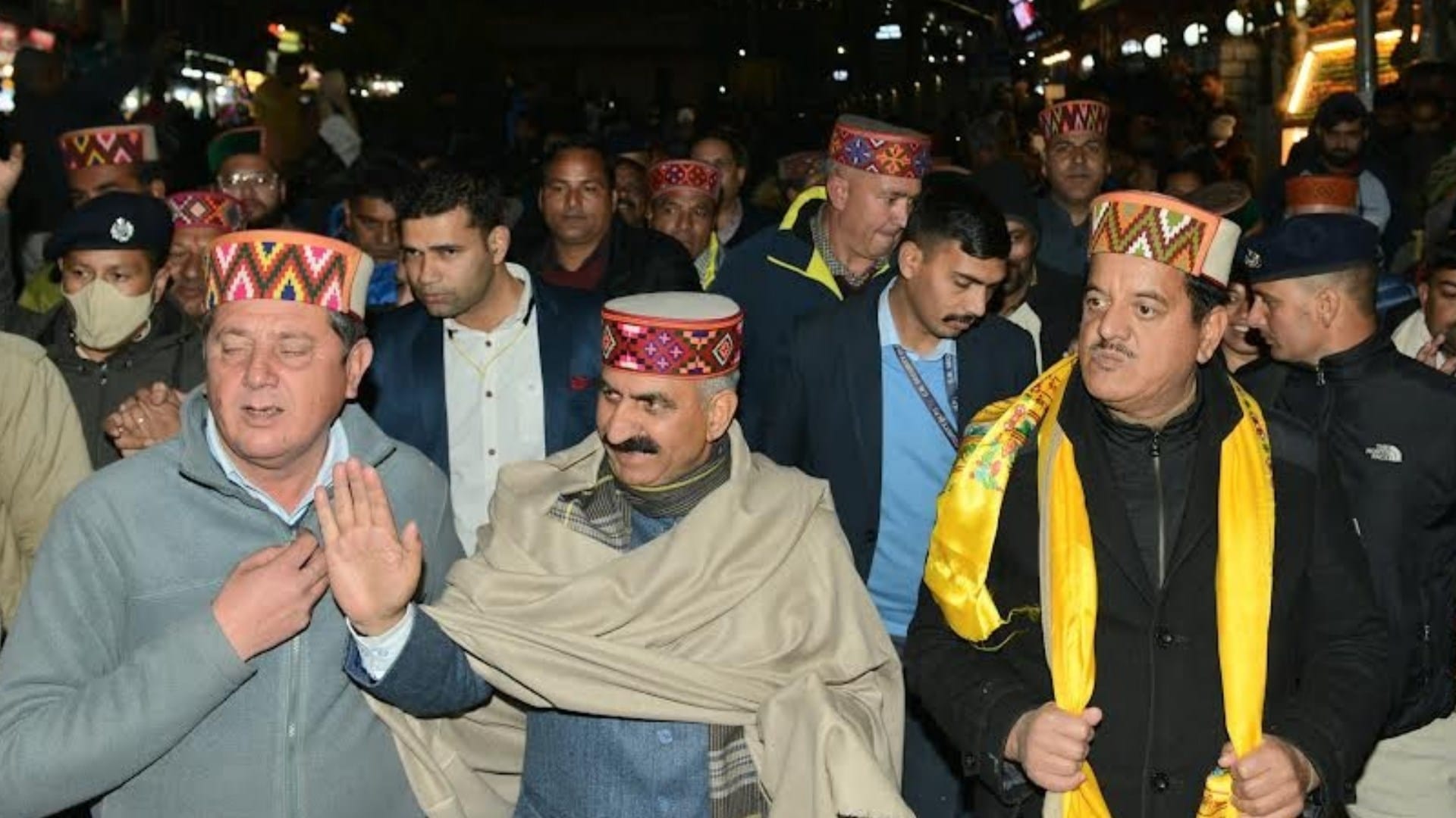 cm sukhvinder singh sukhu interacted with children's tourists on mall road manali