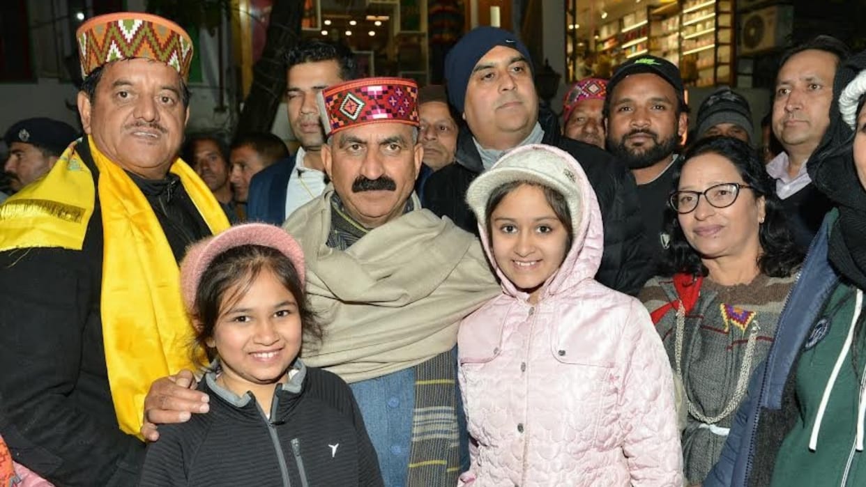 cm sukhvinder singh sukhu interacted with children's tourists on mall road manali