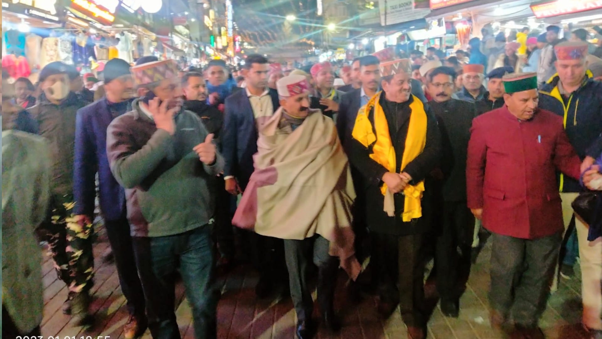 cm sukhvinder singh sukhu interacted with children's tourists on mall road manali