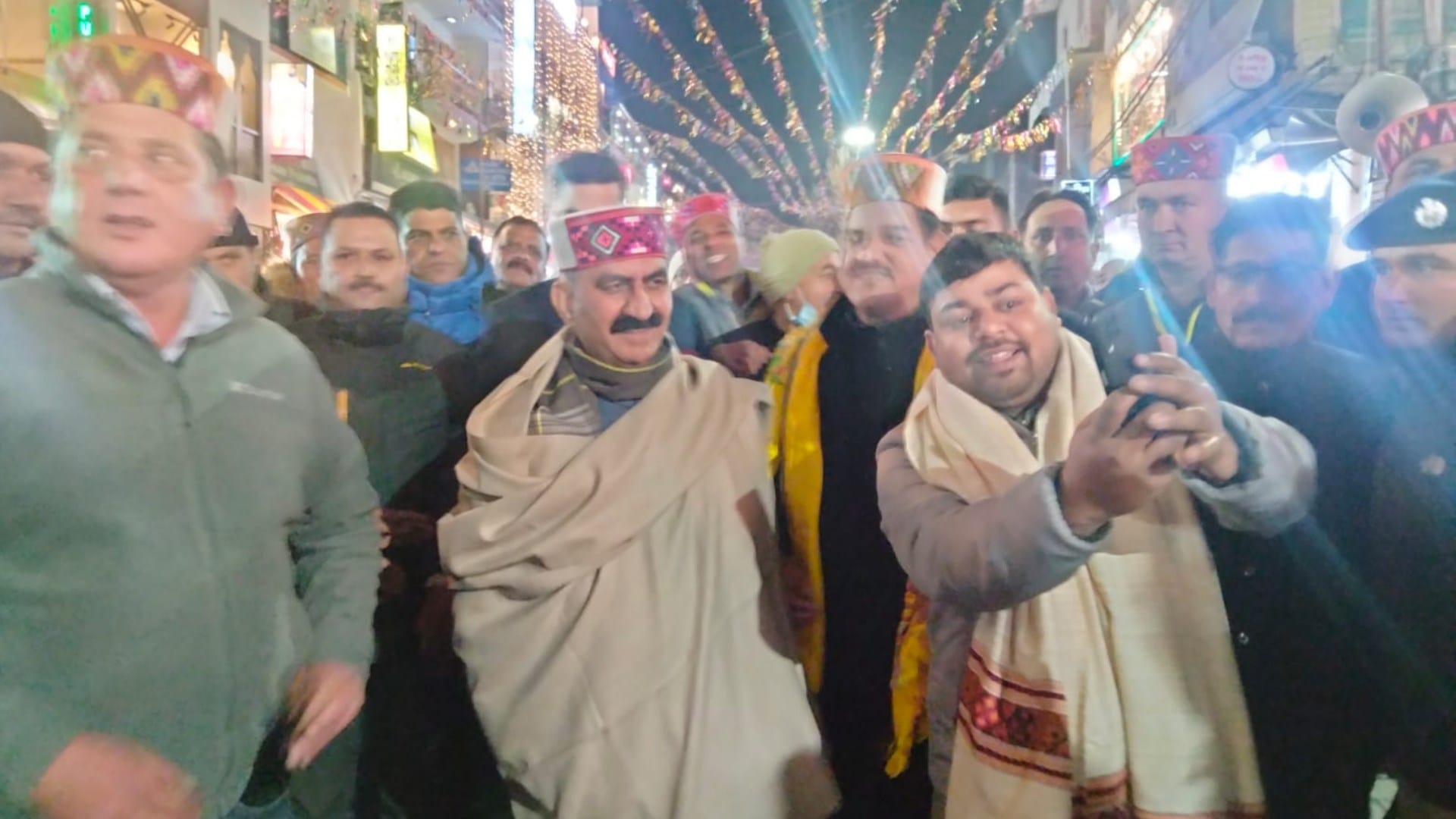 cm sukhvinder singh sukhu interacted with children's tourists on mall road manali