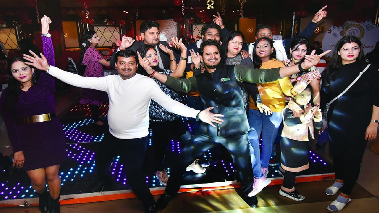 Happy New Year 2023: Prayagraj swings to the fullest with New Year's happiness