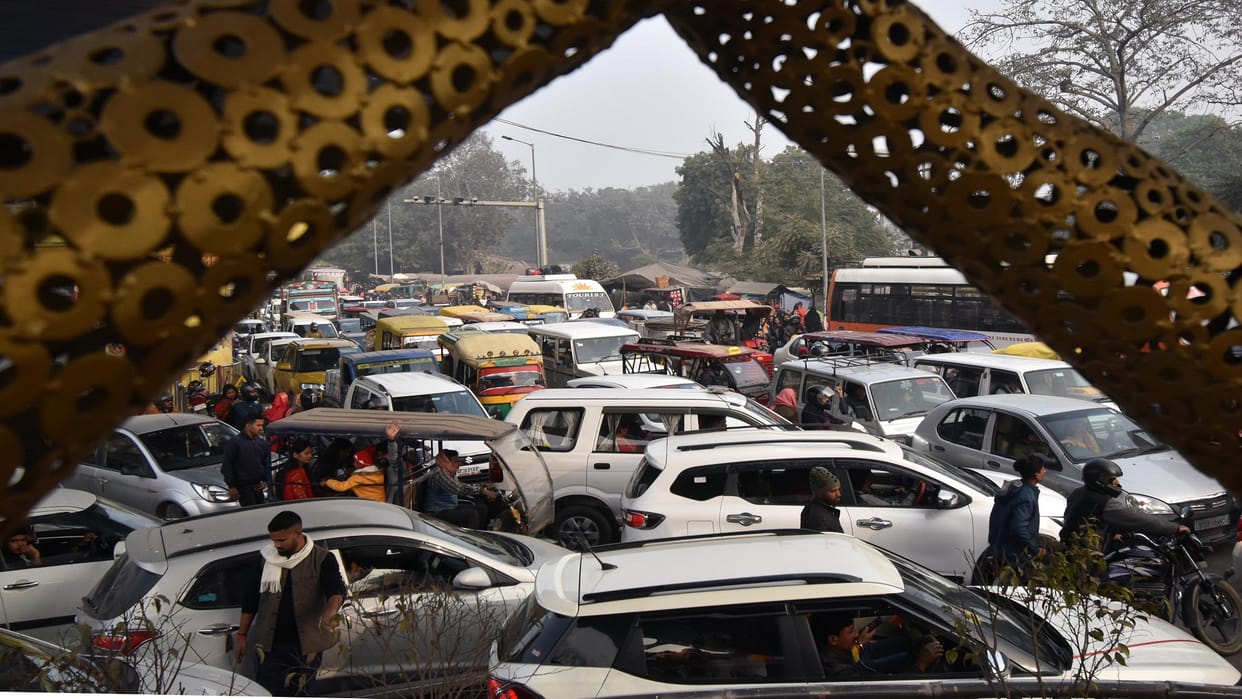 Prayagraj: The traffic system went awry, picnic plans of many townspeople stuck