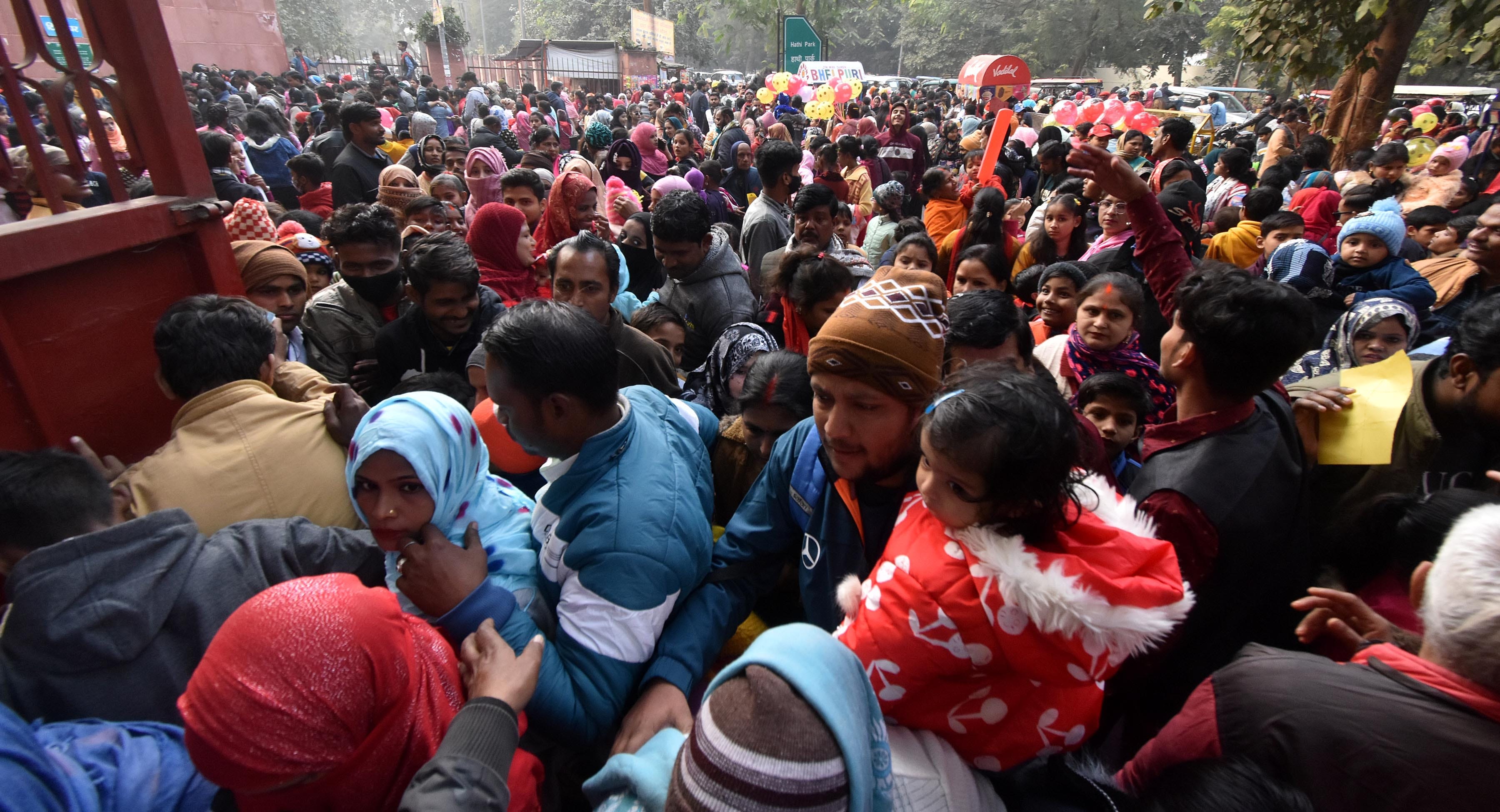 crowd gathered on New Year, many children and women were injured in the stampede in Elephant P