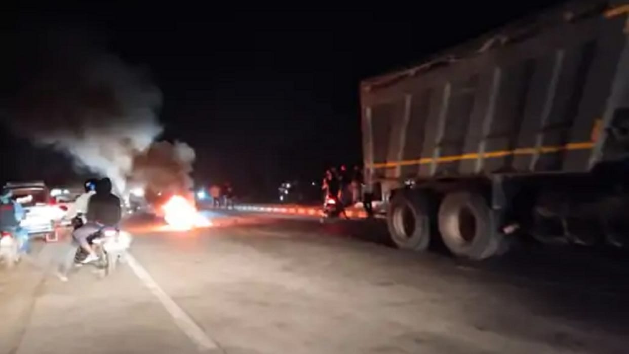 two including a police constable died after bike collided with truck in raipur