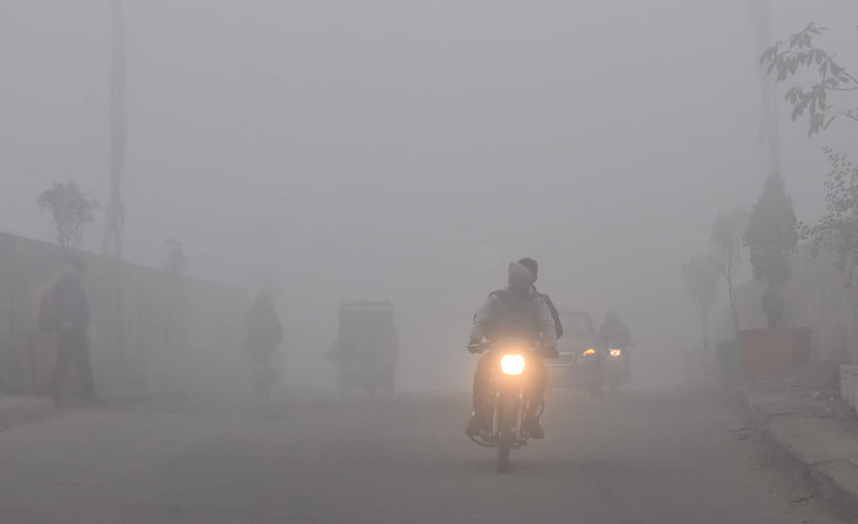 The mercury dropped due to fog and cold wave, the torture of winter increased