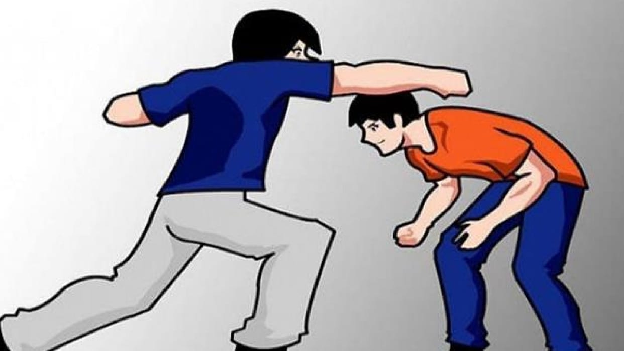 the old tenant held the landlord hostage for 12 hours beat him up and got the money transferred In Chhindwara