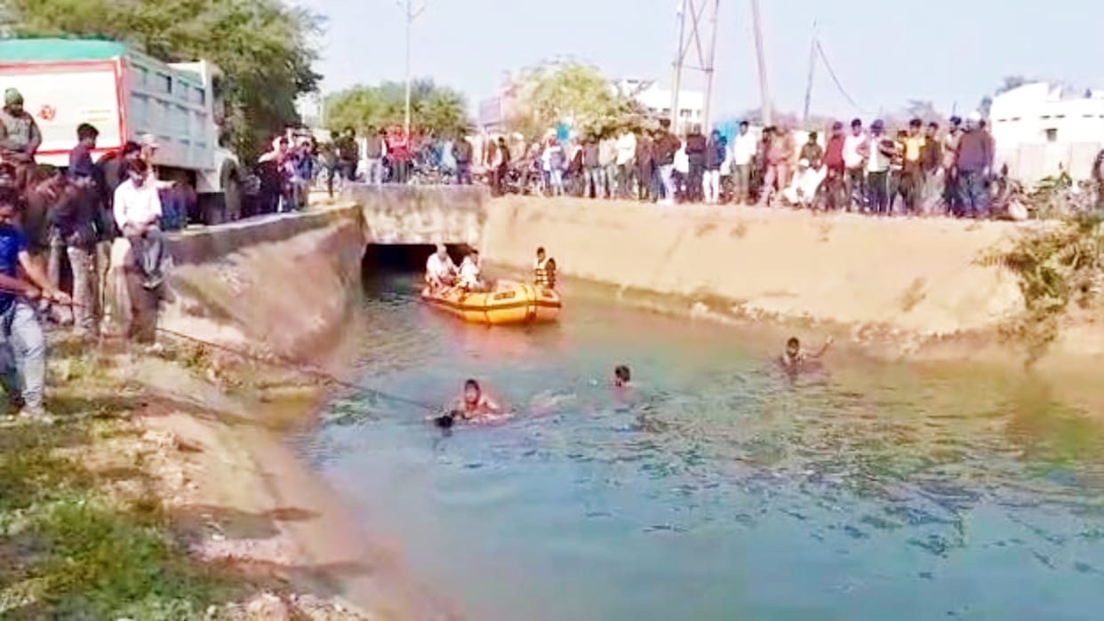 One youth died after falling into the canal, one missing