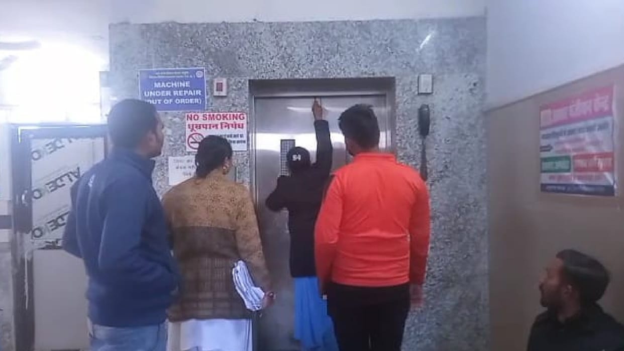 Damoh: Lift stuck in the middle of the district hospital, people panicked