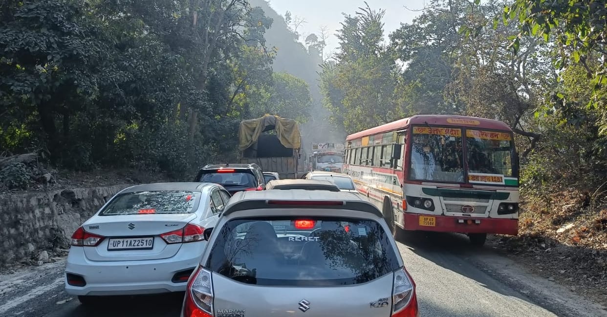 Day-long traffic jam on Dehradun highway due to influx of tourists